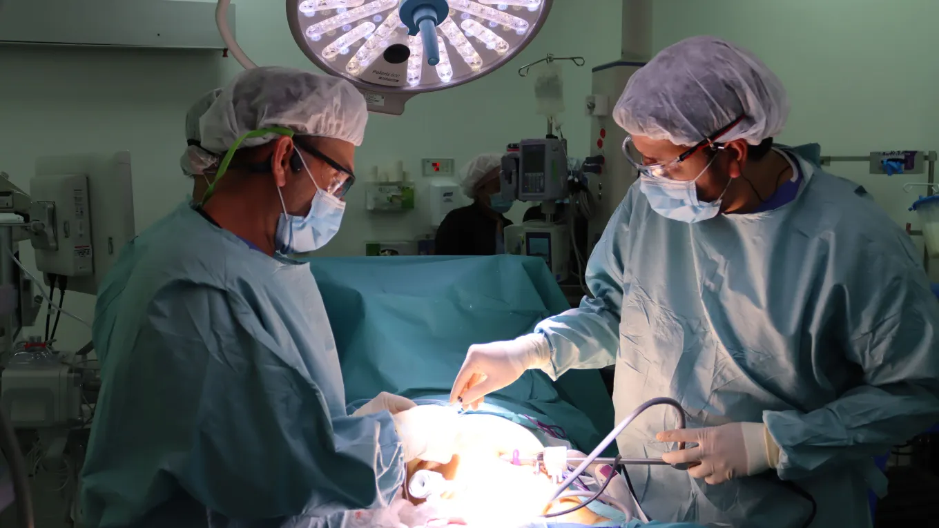 Doctor haciendo Cirugía